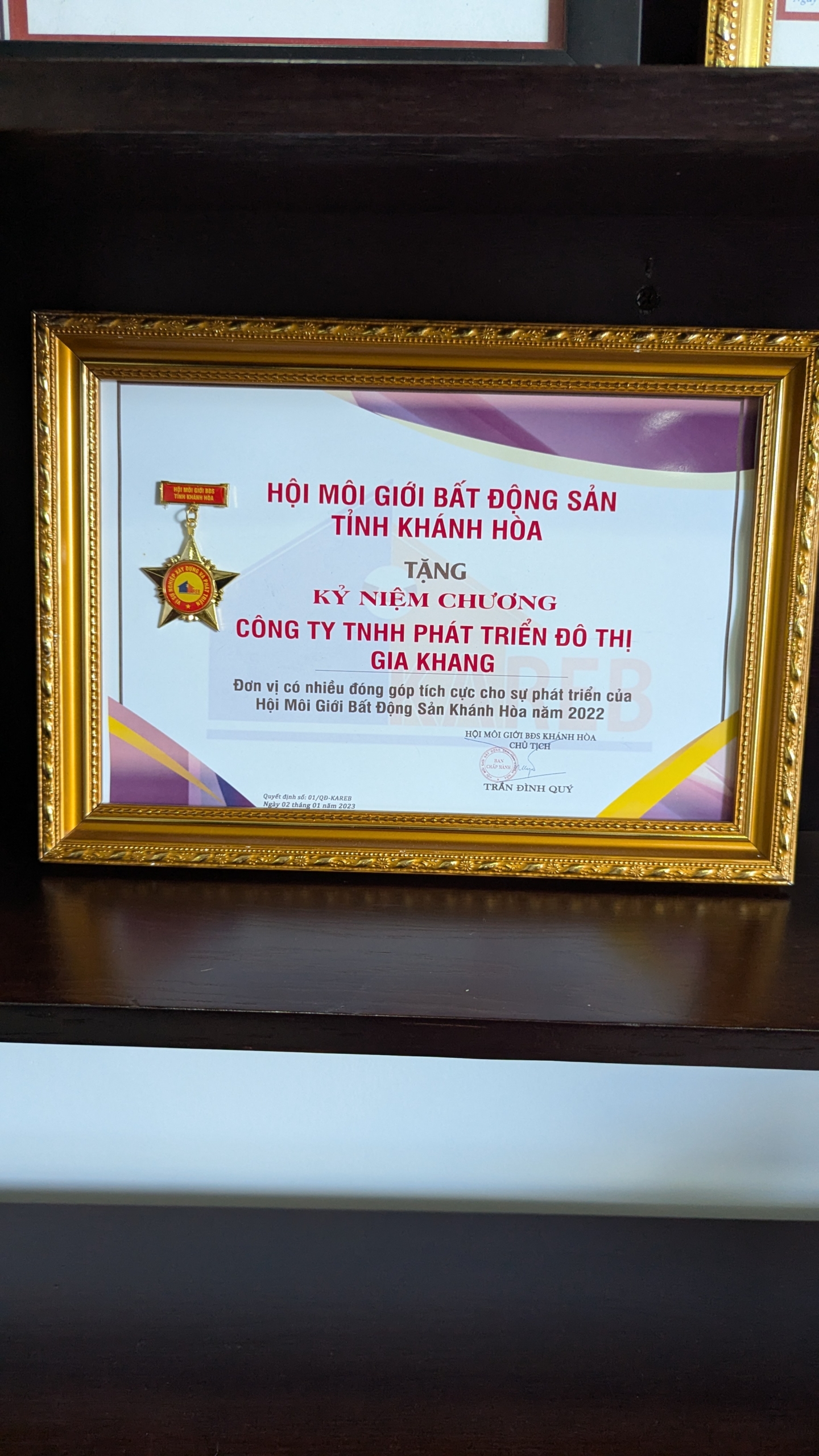 THÀNH TỰU KỶ NIỆM CHƯƠNG ĐƠN VỊ CÓ NHIỀU ĐÓNG GÓP TÍCH CỰC CHO SỰ PHÁT TRIỂN CỦA HỘI MÔI GIỚI BĐS KHÁNH HÒA NĂM 2022